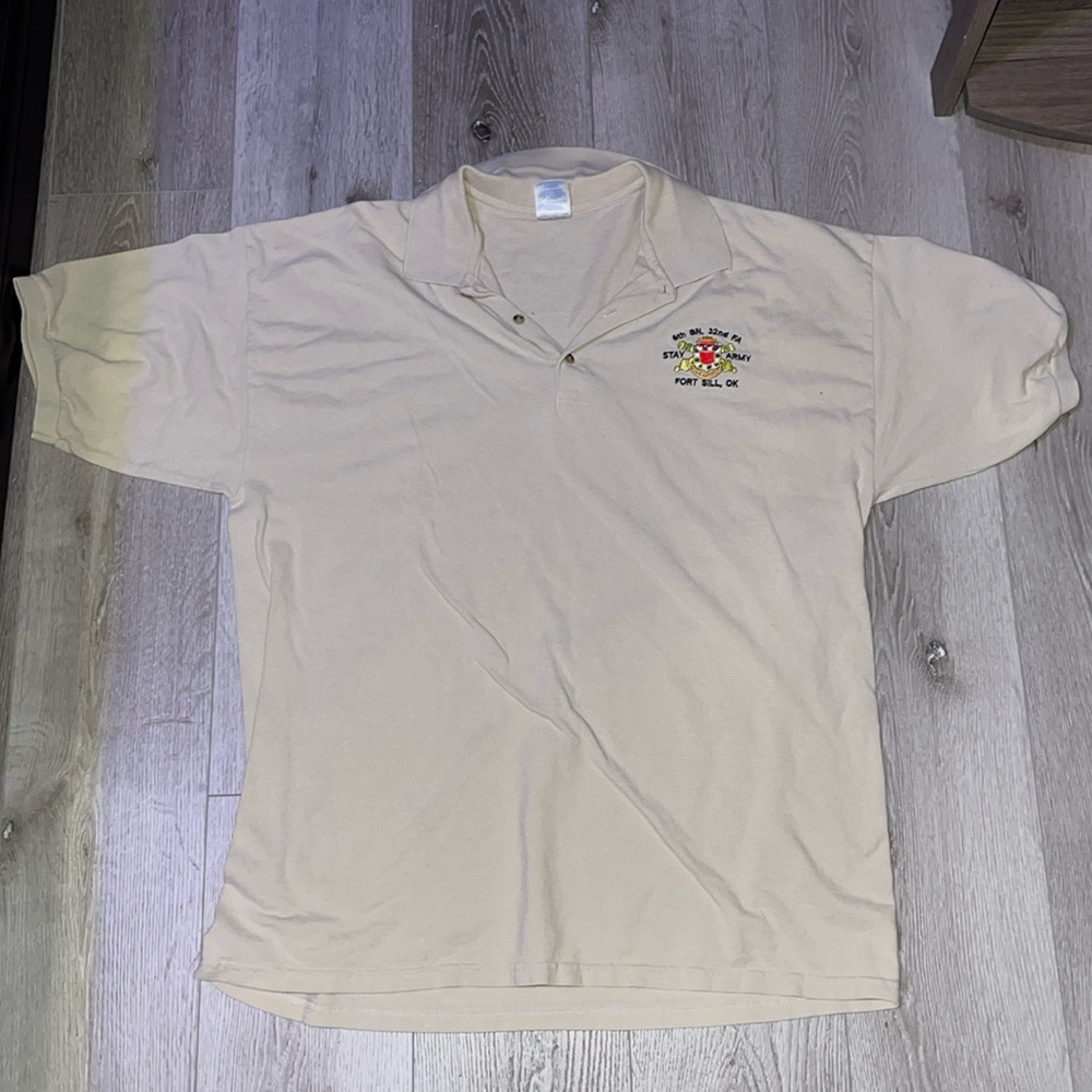 Super cool Oklahoma army collared crème oversized t shirt
